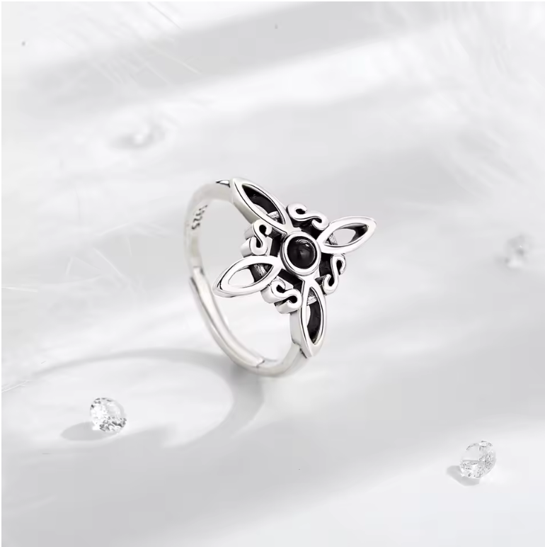 Anillo con Nudo de Bruja y Obsidiana EUDORA
