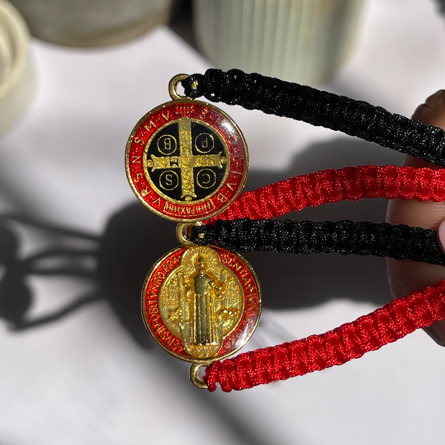 Pulsera Ajustable con Medalla Doble Cara de San Benito
