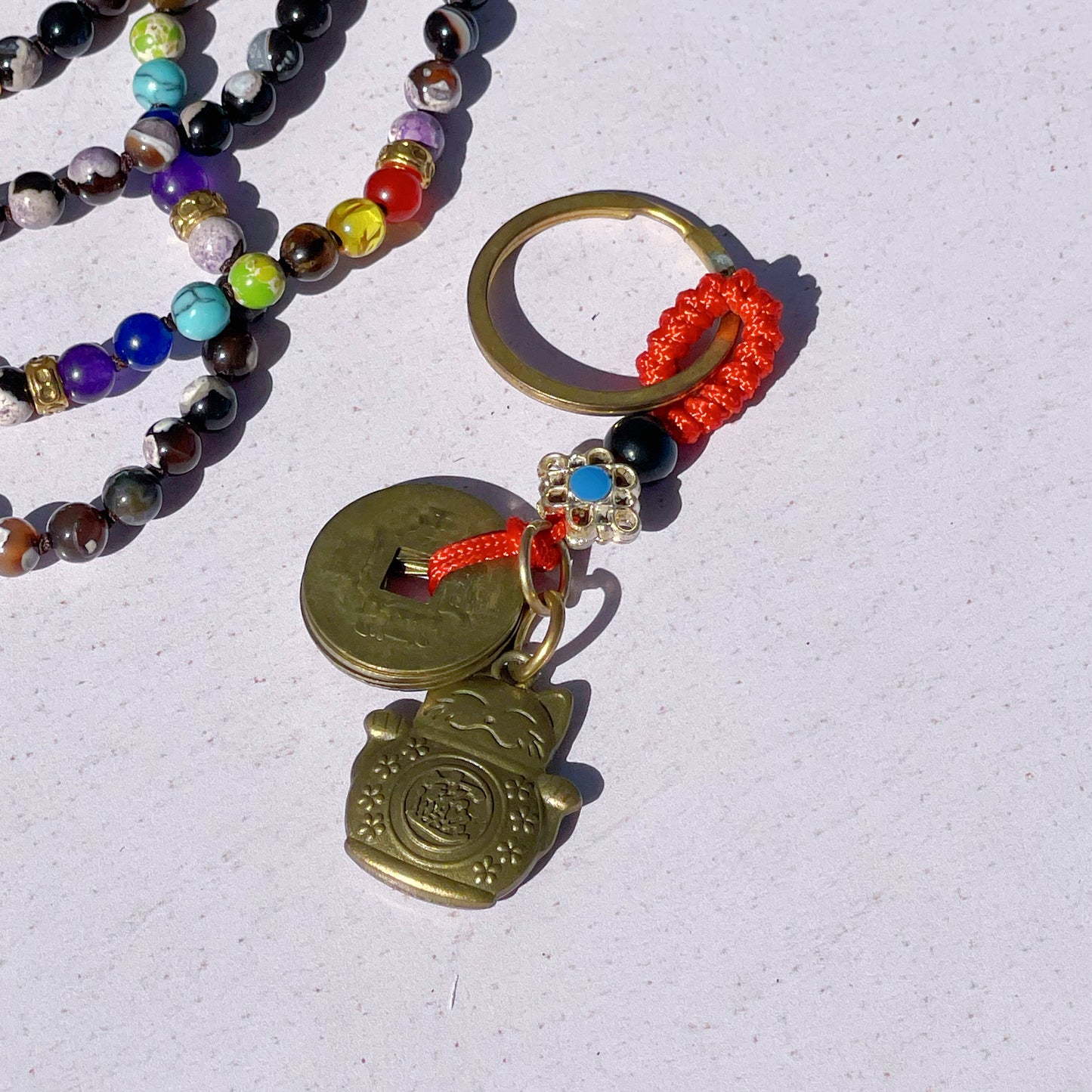 Llavero Maneki Nek con Monedas de Feng Shui