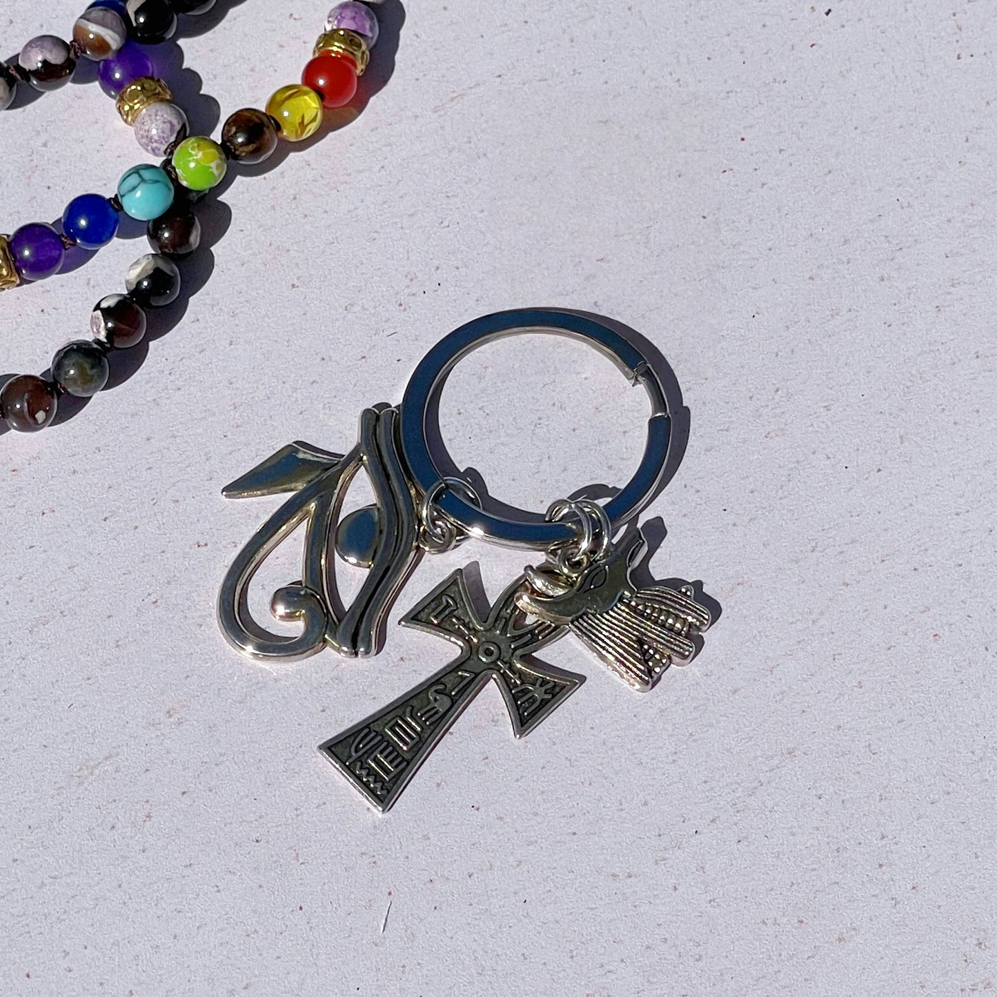 Llavero de Cruz Ankh, Anubis y Ojo de Horus