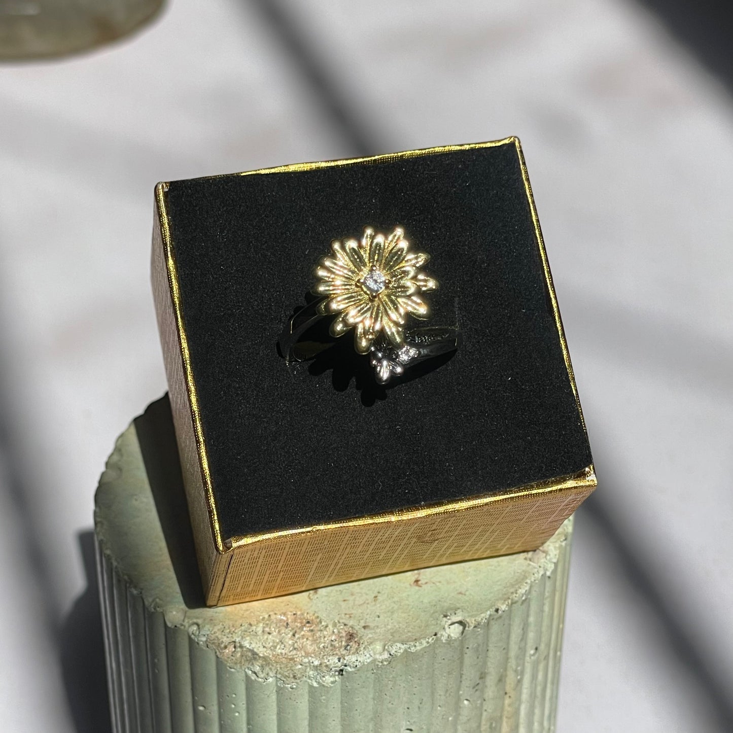 Anillo Anti Estrés con Flor Dorada