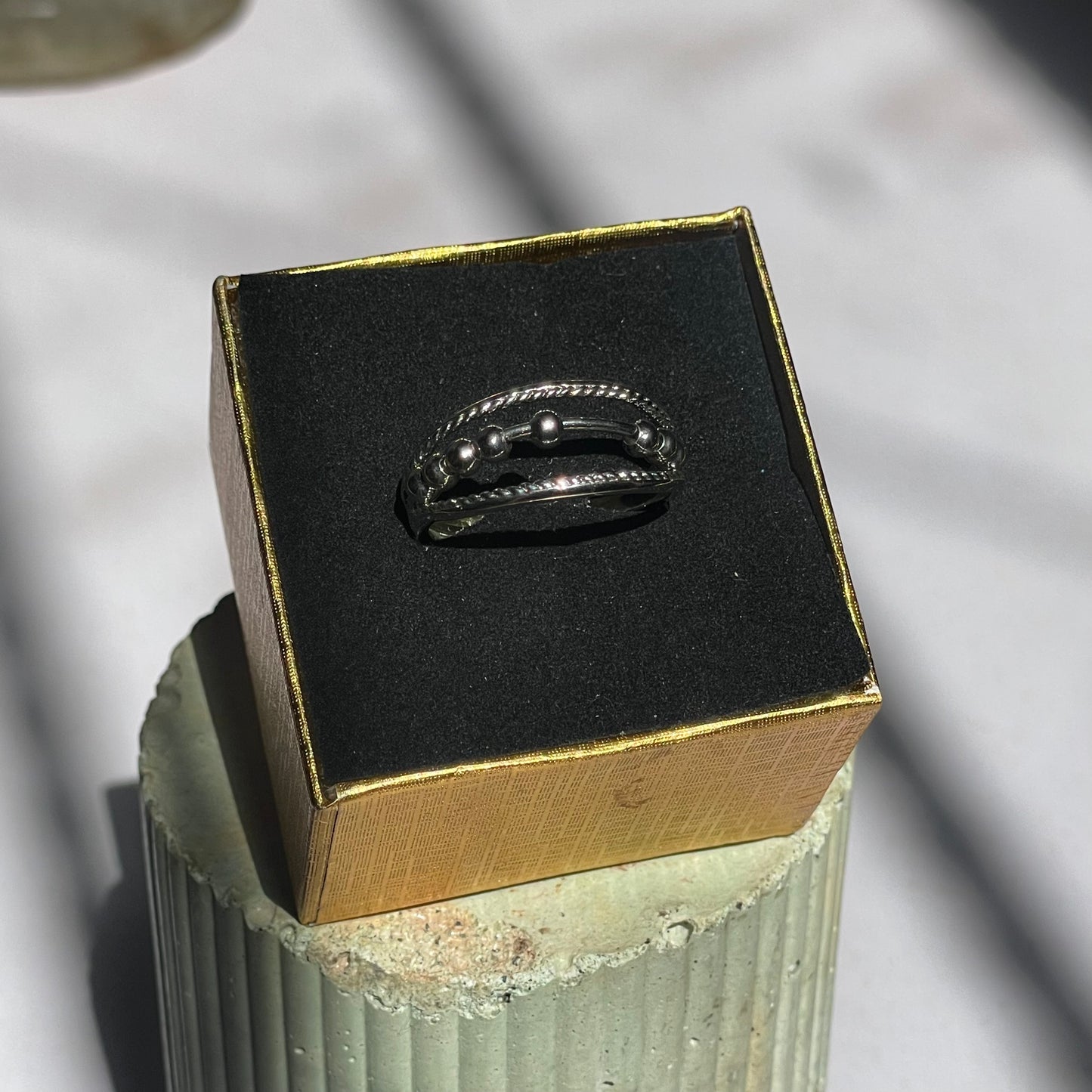 Anillo Anti Estrés con Cuentas y Triple Lazo