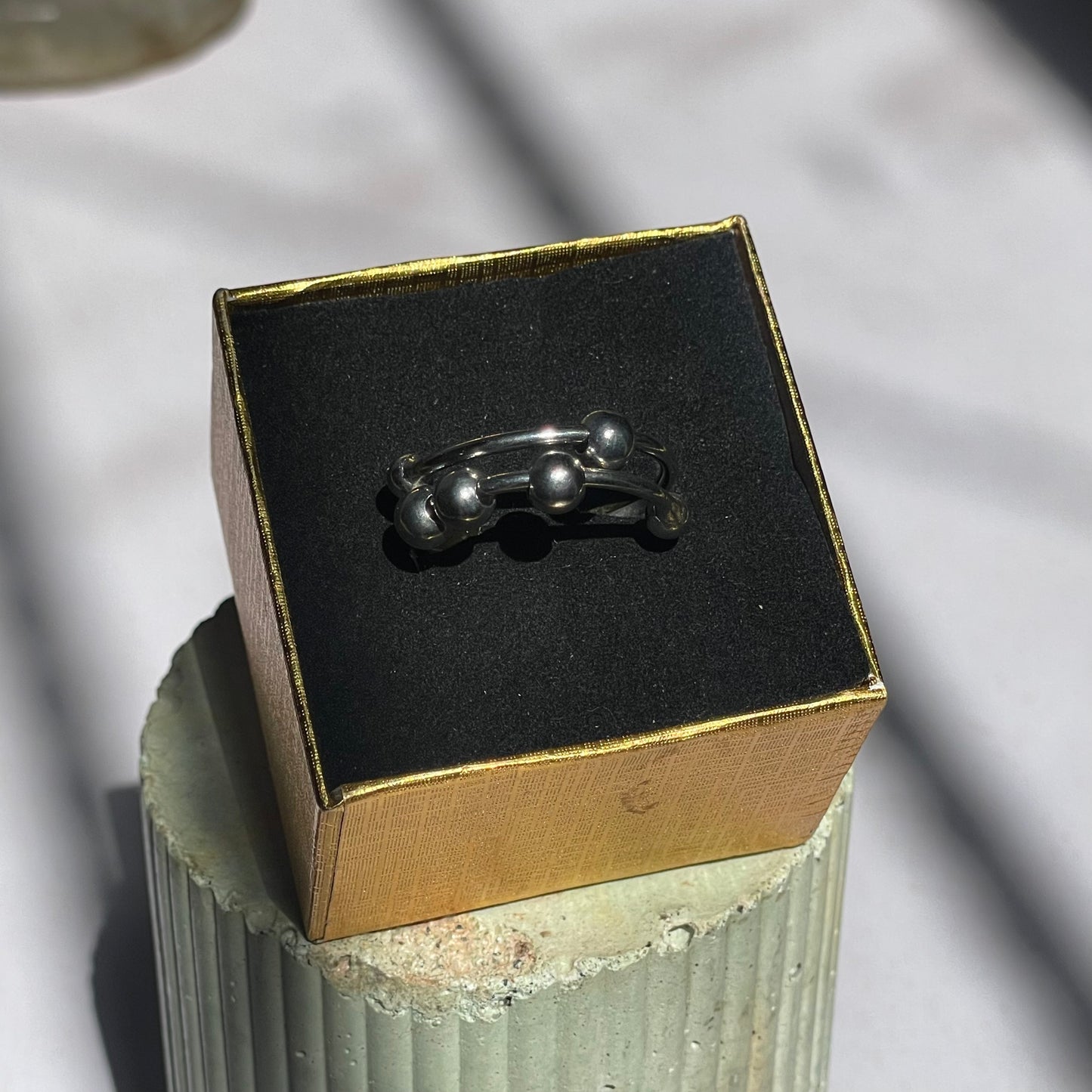 Anillo Anti Estrés con Cuentas y Doble Lazo