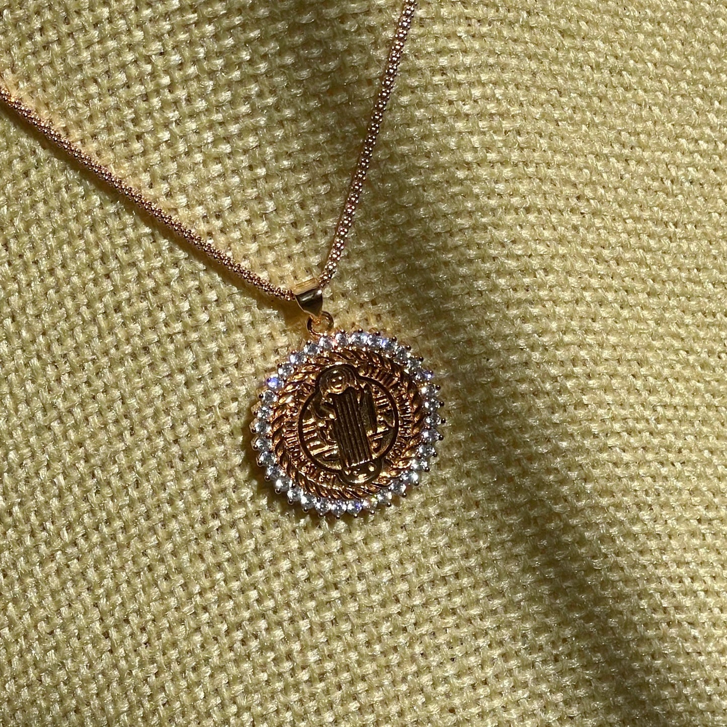Collar de San Benito con Zirconias