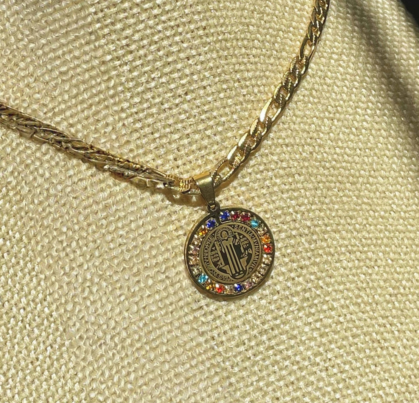 Collar de San Benito con Zirconias de Colores