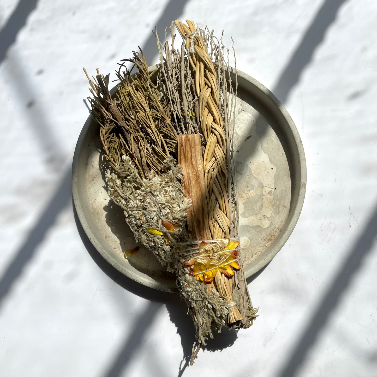 Sahumerio de Abundancia: Palo Santo, Romero y Hierba Dulce