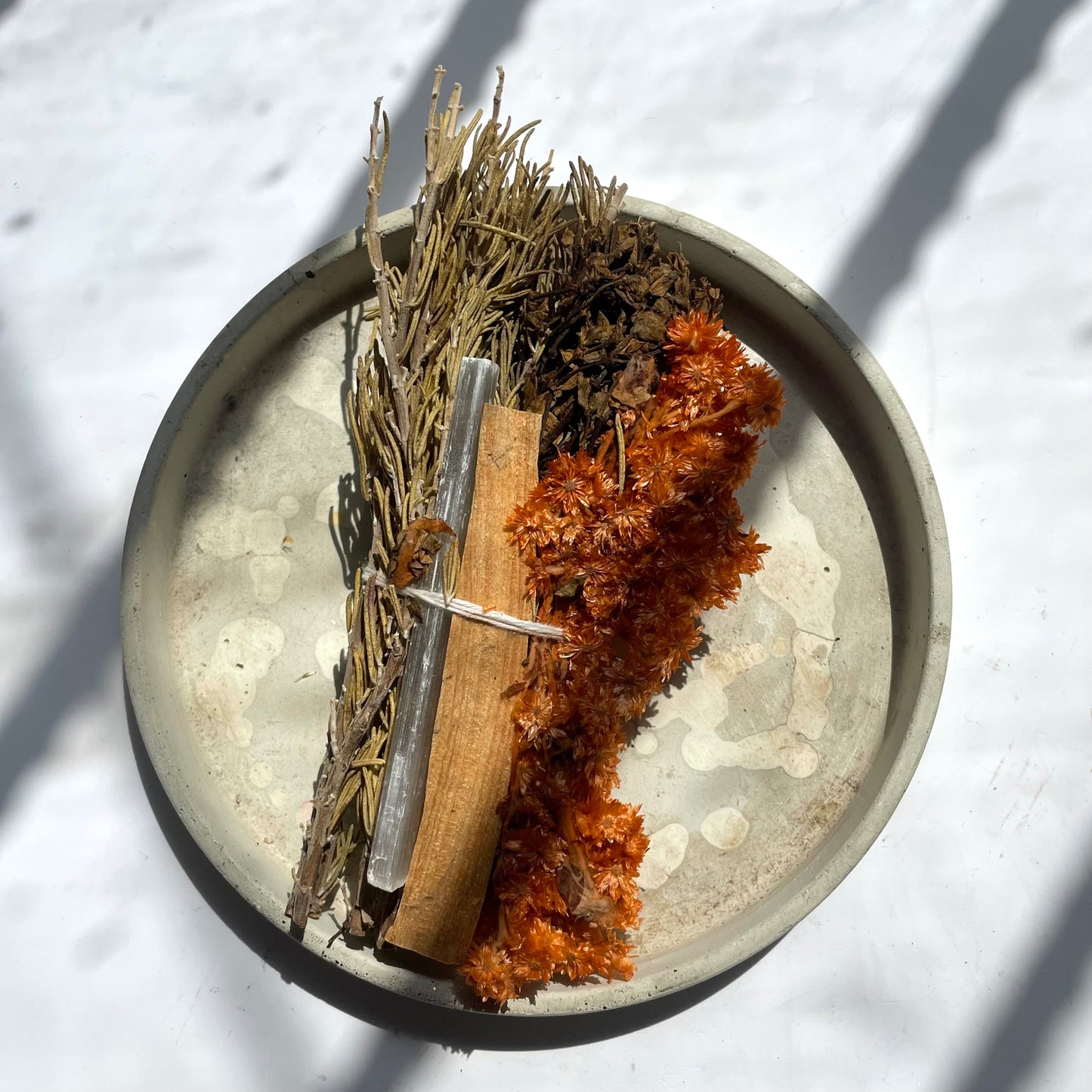 Sahumerio de Abundancia: Selenita, Palo santo y Romero