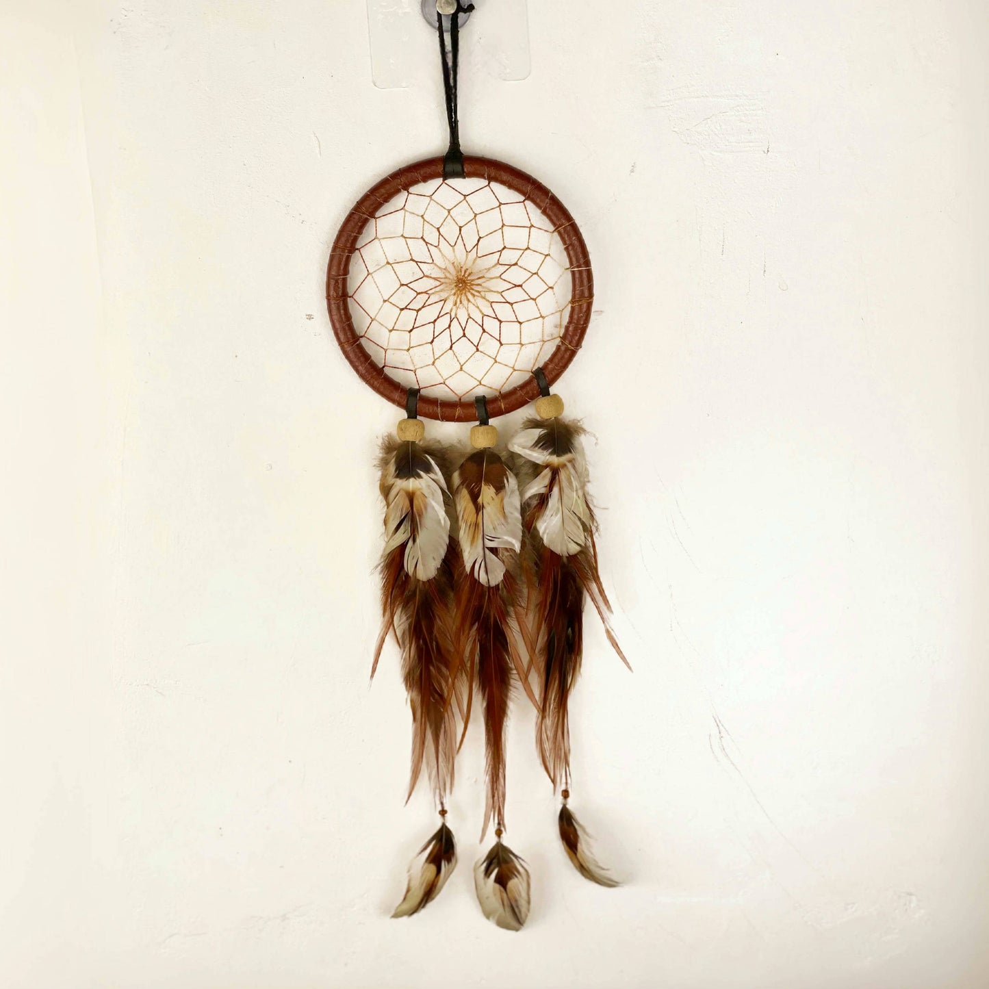 Atrapasueños Chico de piel con Plumas Cafe