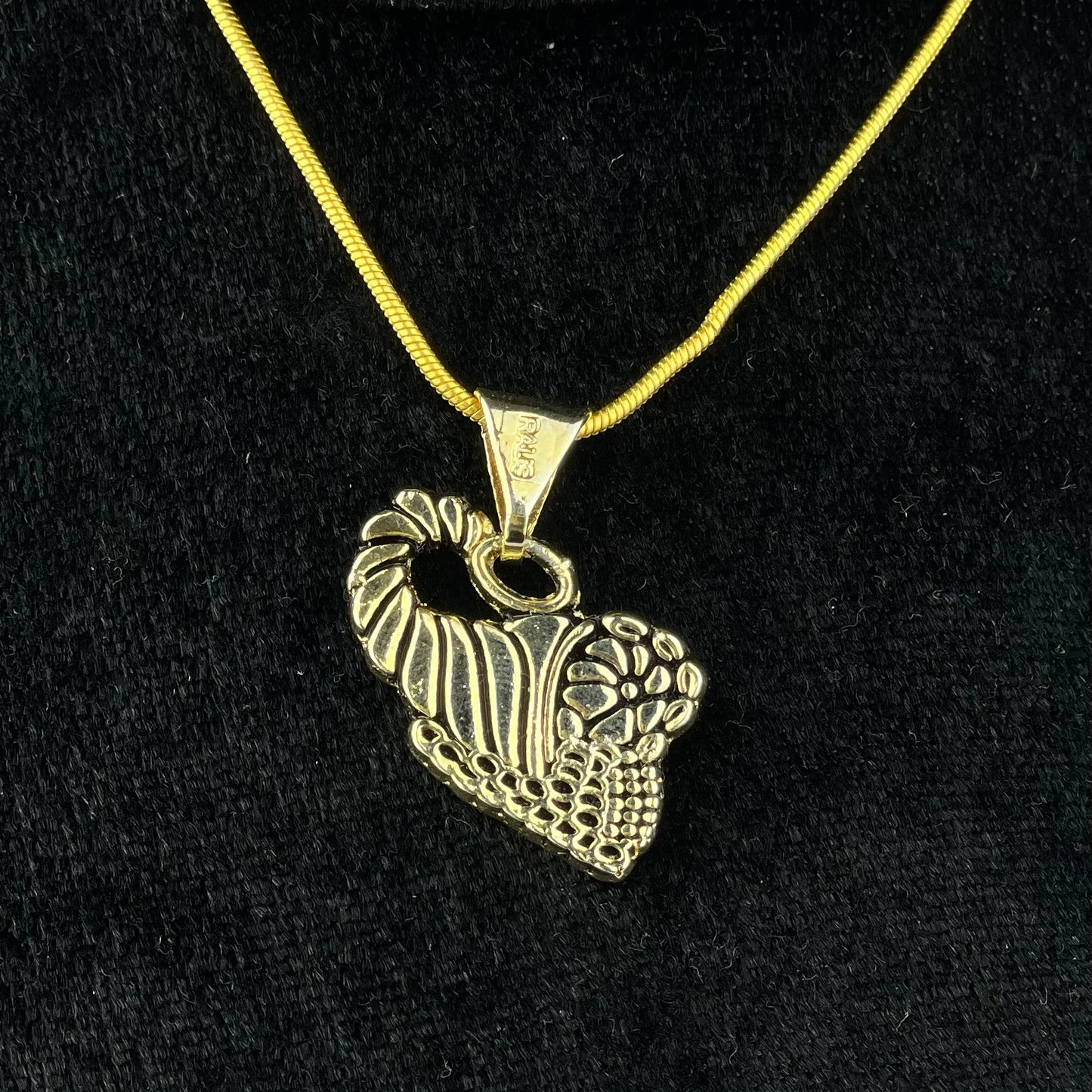 Dije del Cuerno de la Abundancia en Chapa de Oro