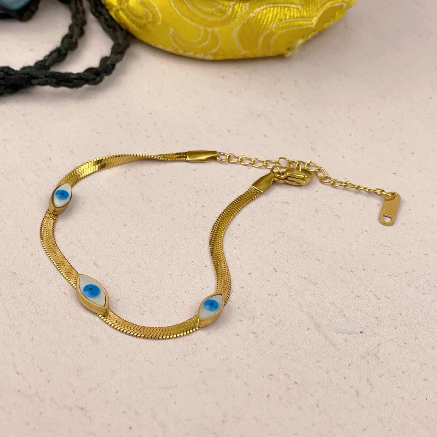 Pulsera Dorada con Ojos