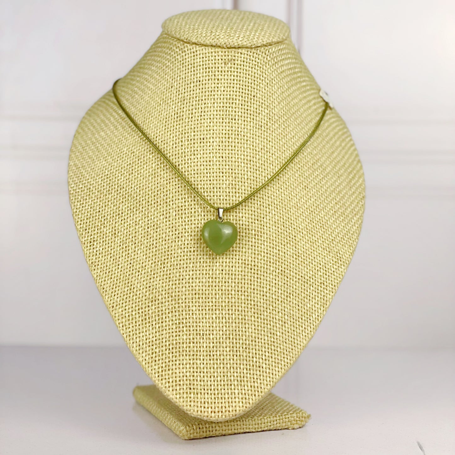 Collar de Hilo Verde con Corazon de Jade