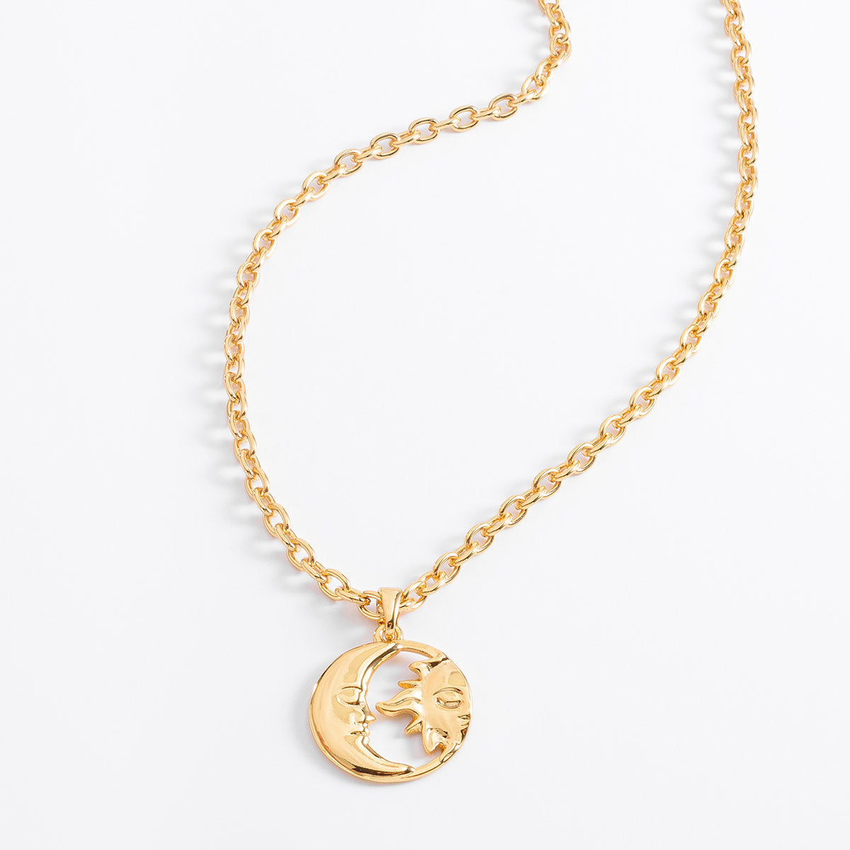 Collar en Baño de Oro con Dije de Sol y Luna Equilibrio NICE