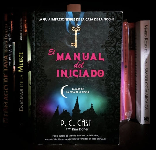 Libro “El Manual del Iniciado: La Guía de la Casa de la Noche.”