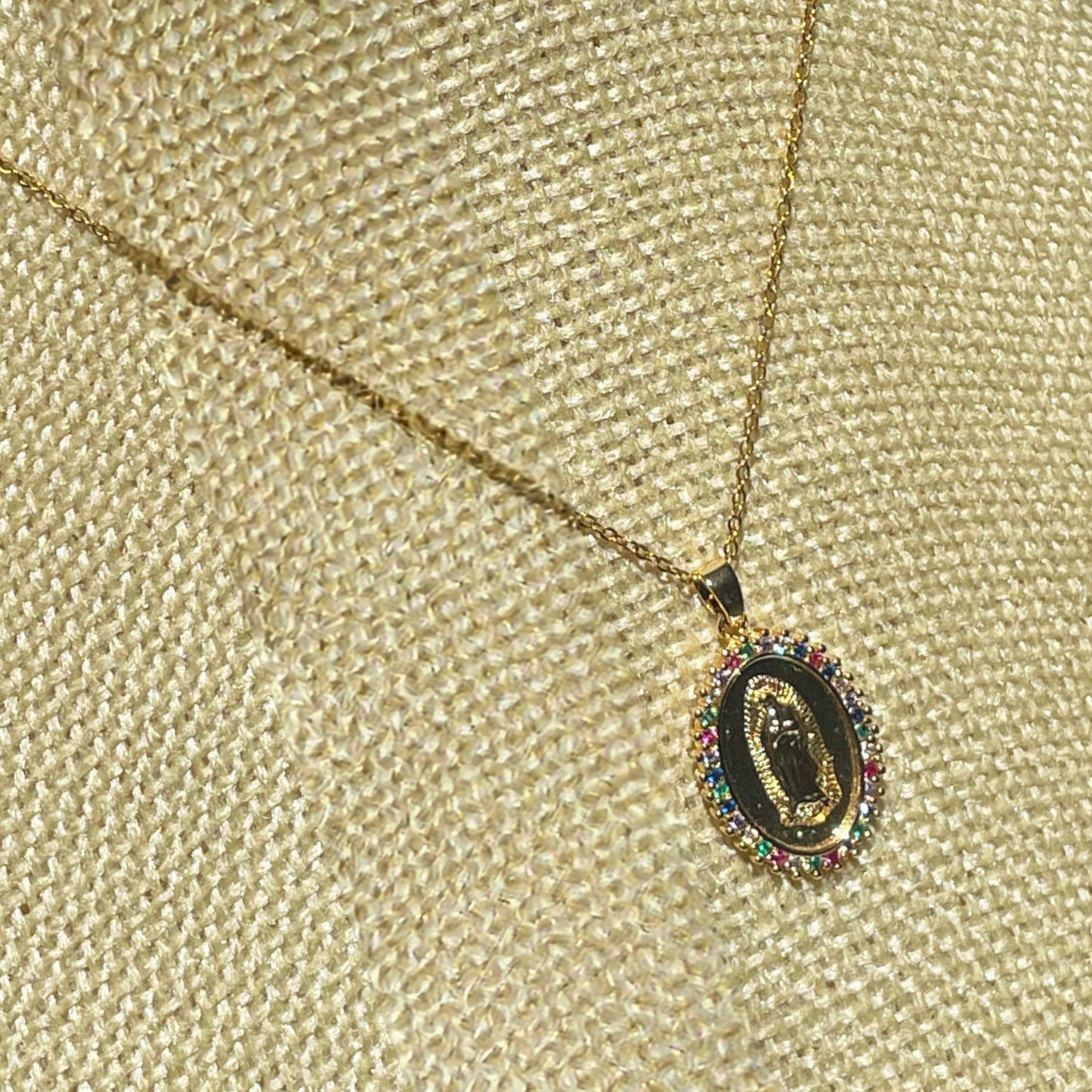 Collar de Virgen de Guadalupe con Cristales de Colores