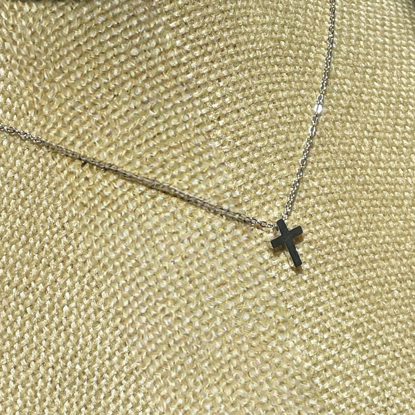 Collar de Cruz Plateada Chica