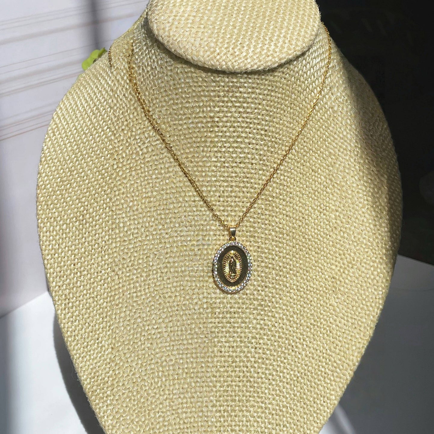 Collar de la Virgen Maria Ovalado con Zirconias