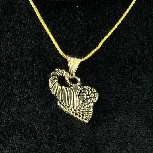 Dije del Cuerno de la Abundancia en Chapa de Oro