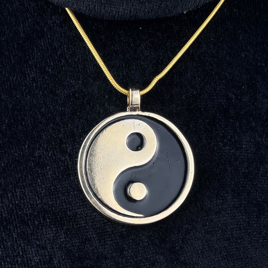 Dije del Ying Yang con Tetagramaton