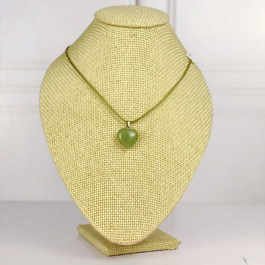 Collar de Hilo Verde con Corazon de Jade