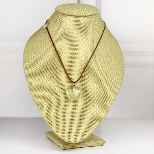 Collar de Hilo Cafe con Corazón de Cristal Blanco